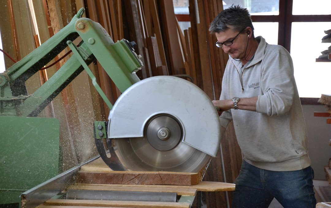Employees of Schreinerei Kaufmann AG in the workshop